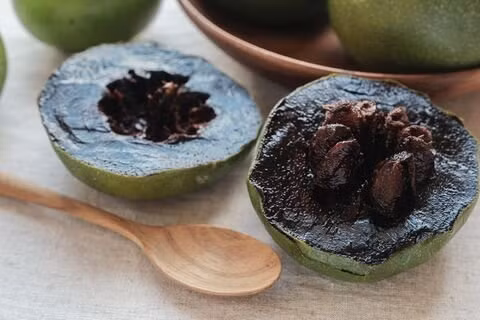 Ngoài ăn tươi, quả hồng đen còn có thể chế biến thành nhiều món ăn ngon và thú vị. Chẳng hạn như ở Philippines, hồng đen được dùng làm món tráng miệng khi pha với một ít sữa hoặc nước cam. Ảnh: Facebook