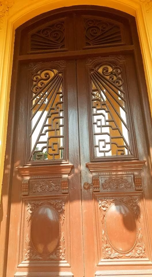 Tất cả các cánh cửa trong biệt thự đều được làm từ gỗ lim. Trải qua gần 1 thế kỷ nhưng hệ thống cửa vẫn chưa có dấu hiệu bị mối mọt. Ảnh: Vietnamnet