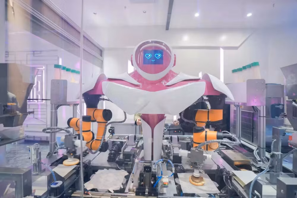Khách hàng thậm chí có thể được phục vụ một bữa ăn nấu bằng robot nhanh nhất chỉ trong vòng 20 giây sau khi đặt món. Ảnh: SCMP