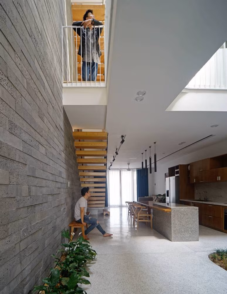 Với việc bố trí không gian chung ở tầng 1 và không gian sân vườn, kiến trúc sư muốn tăng cường sự giao lưu, kết nối giữa các thành viên trong gia đình.