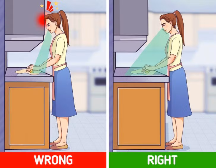 Nội thất phòng bếp đặt không hợp lý khiến bạn thường xuyên đập đầu vào cánh tủ, rất bất tiện. Các nhà thiết kế nội thất cho rằng điều này xảy ra do việc đo chiều sâu và chiều rộng của tủ bếp không chính xác.