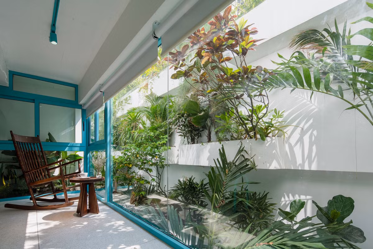 Tại tầng trệt, một hồ bơi khoáng nóng được thiết kế sinh động như dòng suối chảy tự nhiên từ hang động.