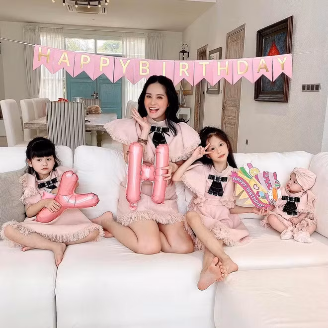 Vợ chồng đại gia Nguyễn Quốc Vũ - Đoàn Di Băng có 3 cô công chúa cực kỳ đáng yêu: Hanna, Yuki và Bing Bing. Cả 3 cô con gái nhà Đoàn Di Băng có cuộc sống trong nhung lụa, được mẹ chăm chút như những công chúa.