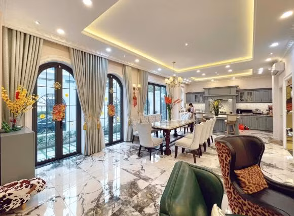 Sắc đỏ từ hoa, câu đối, lồng đèn ngập tràn trong không gian sống của vợ chồng Đăng Khôi - Thủy Anh. Nguồn ảnh: FBNV.