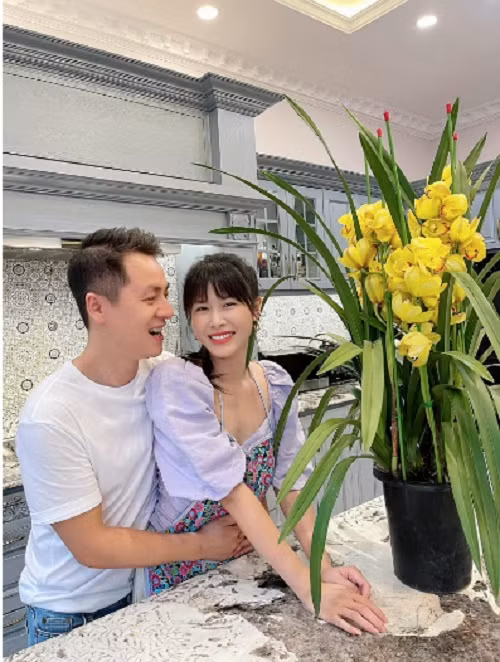 Hoa được bày ở mọi góc.