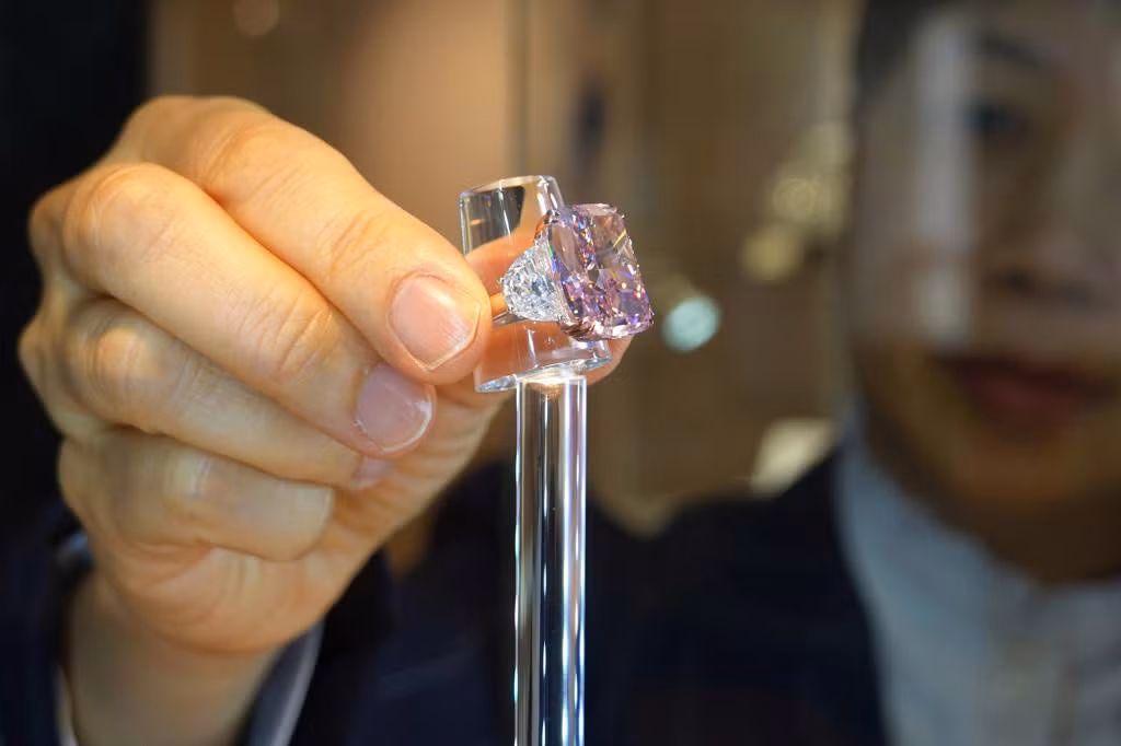 Theo nhà đấu giá Christie's, mức giá này khiến The Sakura đã trở thành viên kim cương màu hồng đắt nhất từng được bán.