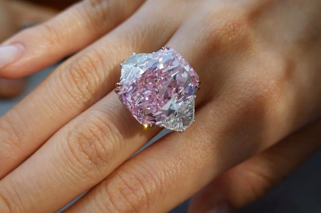 Nhà đấu giá Christie's mô tả, viên kim cương hồng 15,81 carat đạt độ"hoàn mỹ từ bên trong" và "sống động lạ mắt".