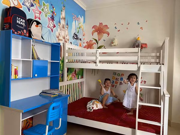 Ngoài phòng cho gái út, Vy Oanh cũng từng hé lộ căn phòng màu xanh của hai con lớn. Trong phòng đặt giường tầng để 2 con vừa có thể ngủ riêng lại tiết kiệm diện tích.