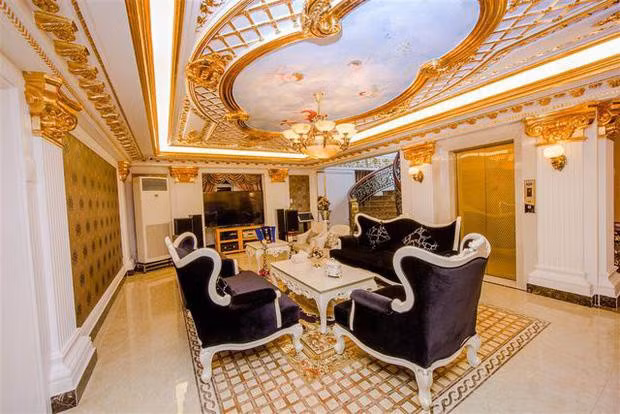 Trước đó, Lý Nhã Kỳ từng gây choáng với căn biệt thự dát vàng như lâu đài. Nguồn ảnh: FBNV