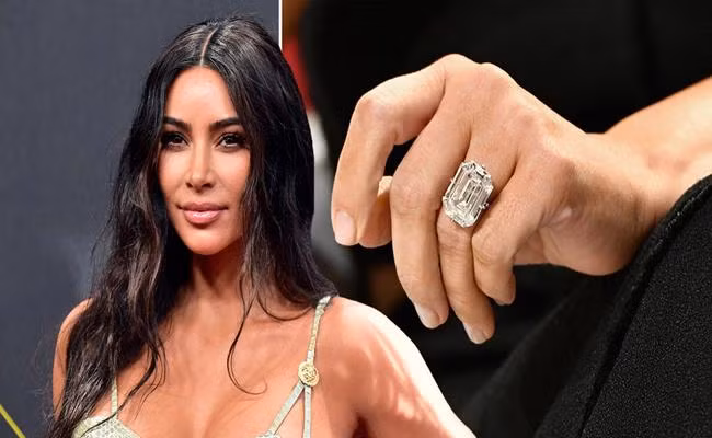 Thú vị hơn, vì lo sợ chuyển phát nhanh sẽ làm hỏng món quà, Kanye đã thuê hẳn phi cơ riêng đến nhà Jay-Z để tặng quà tận tay.