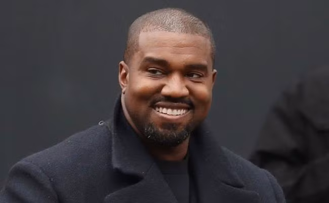 Sau khi chuyển đến căn biệt thự mới ở Los Angeles năm 2013, vợ chồng Kanye đã đặt làm một chiếc toilet bằng vàng trị giá 750.000 USD (17,2 tỷ đồng). Là nghệ sĩ luôn tự gọi bản thân là “Ông Vua Rap”, chiếc "ngai vàng" này chính là sự lựa chọn hoàn hảo cho tỷ phú Kanye West.