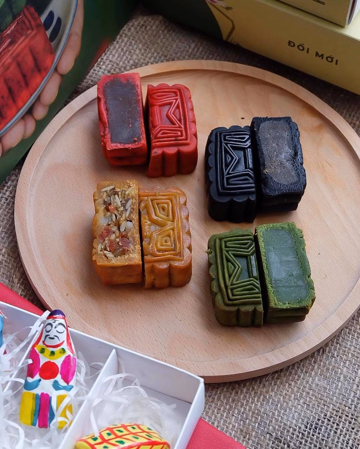 Bánh Trung Thu của Cộng Cà Phê có các lựa chọn hộp quà: hộp 4 bánh có giá 400.000 đồng và hộp 2 bánh: Truyền thống (Cà phê bạc xỉu, Thập cẩm) hoặc Đổi mới (Hồng trà, Hạt sen chè xanh) có giá 200.000 đồng. Ảnh: Minh Trí