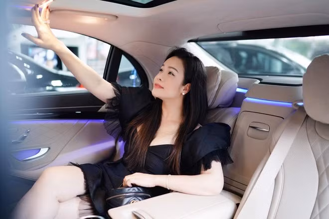 Bên cạnh đó, Nhật Kim Anh còn thường xuyên thay đổi xế hộp tiền tỷ. Chỉ trong vòng chưa đầy 1 năm nay, nữ diễn viên khiến người hâm mộ xuýt xoa khi tậu liền 3 chiếc xế hộp đắt tiền. Ảnh: Lao động.