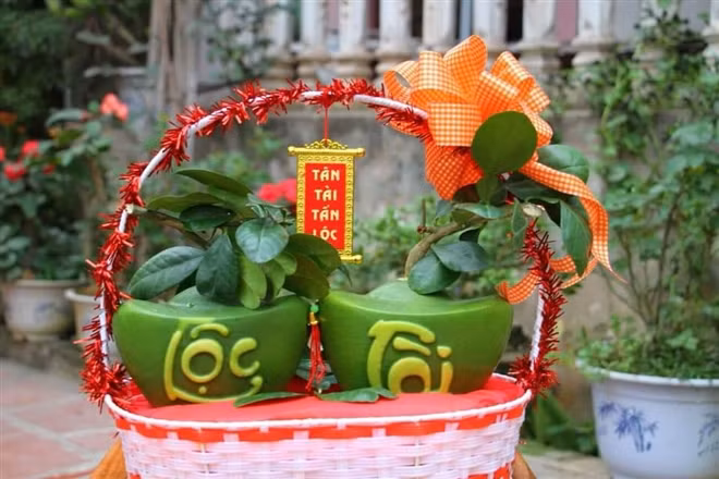 Thời gian tạo hình cho trái bưởi từ 4 đến 5 tháng nên mỗi trái bưởi tạo hình có giá từ vài trăm nghìn đến cả triệu đồng. Ảnh: VTCNews.