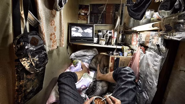 Những ngôi nhà rộng 15m2 lát gỗ, hay còn được gọi là "nhà quan tài". Ảnh: Nationalgeographic