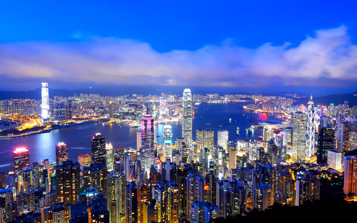 Khi màn đêm buông xuống, Hong Kong tràn ngập ánh đèn. Những dãy nhà chọc trời thoắt ẩn thoắt hiện tạo nên một khung cảnh xa hoa lộng lẫy, xứng danh là một trong những trung tâm tài chính lớn nhất thế giới. Ảnh: Elite Traveler.