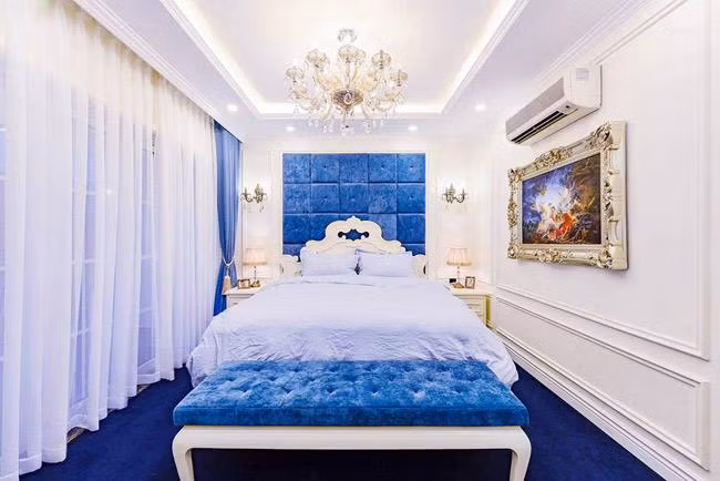 Một phòng ngủ mang tông trắng - xanh dương.