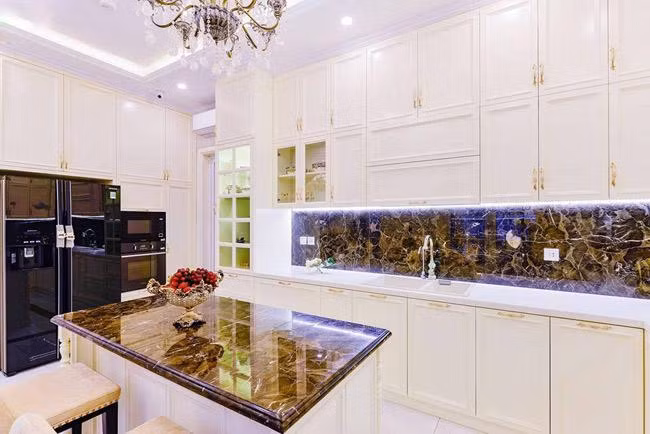 Nhà bếp với tông trắng chủ đạo hiện đại và tiện nghi.