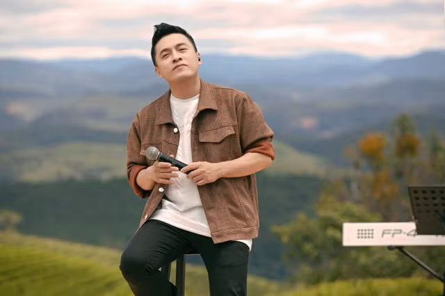 Ca si sam biet thu, doi sieu xe… nho mot bai hat an khach