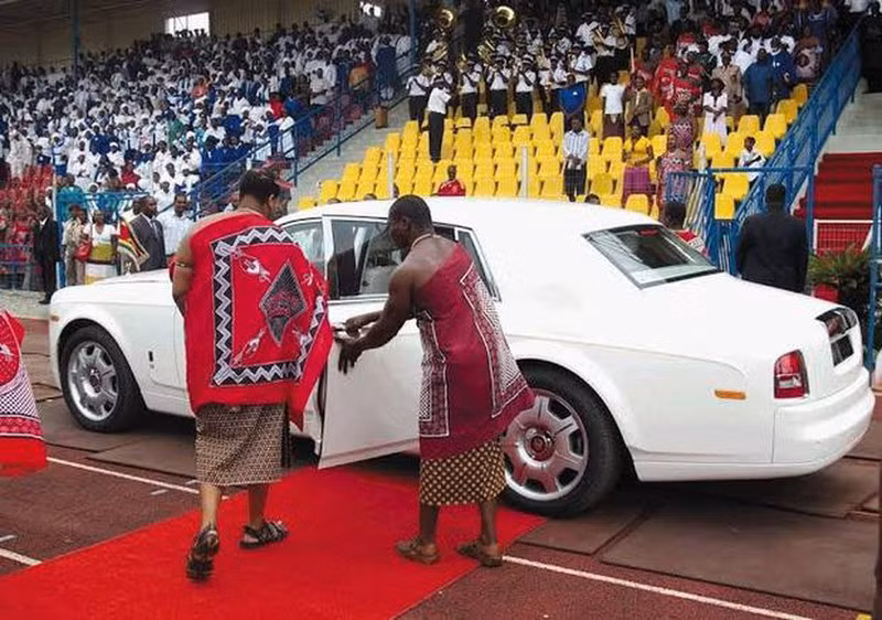 Bản thân vua Mswati III đang sở hữu khoảng 20 chiếc Mercedes-Maybach S600 Pullman, một chiếc Maybach 62 và một chiếc BMW X6.