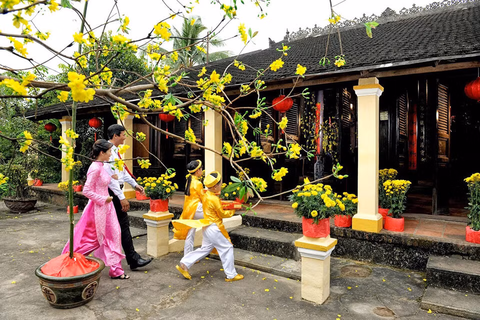 Khoảng sân rộng rãi trước nhà có thể trang trí bằng những thứ đơn giản như những chiếc dây đèn hoặc đèn lồng xinh xắn, vài chậu hoa rực rỡ hoặc thảm cỏ xanh mát...Nguồn ảnh: Internet