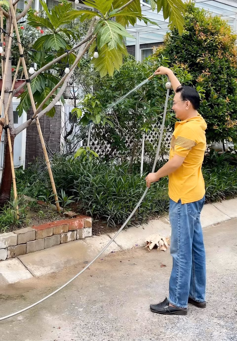 Ông xã cũng thường xuyên cùng Trịnh Kim Chi chăm sóc cây cối trong vườn.