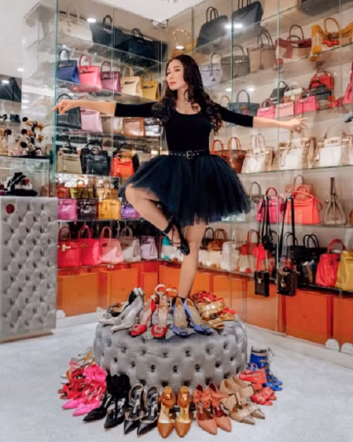 Jamie Chua được cho là người sở hữu bộ sưu tập túi Hermes lớn nhất thế giới với hơn 200 chiếc.