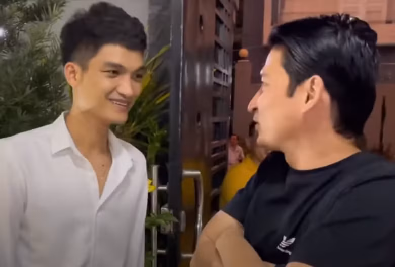 Mới đây, trên kênh youtube các nhân, diễn viên Huy Khánh đã đăng tải một đoạn clip có nội dung là "đột nhập" biệt thự mới của diễn viên hài Mạc Văn Khoa.