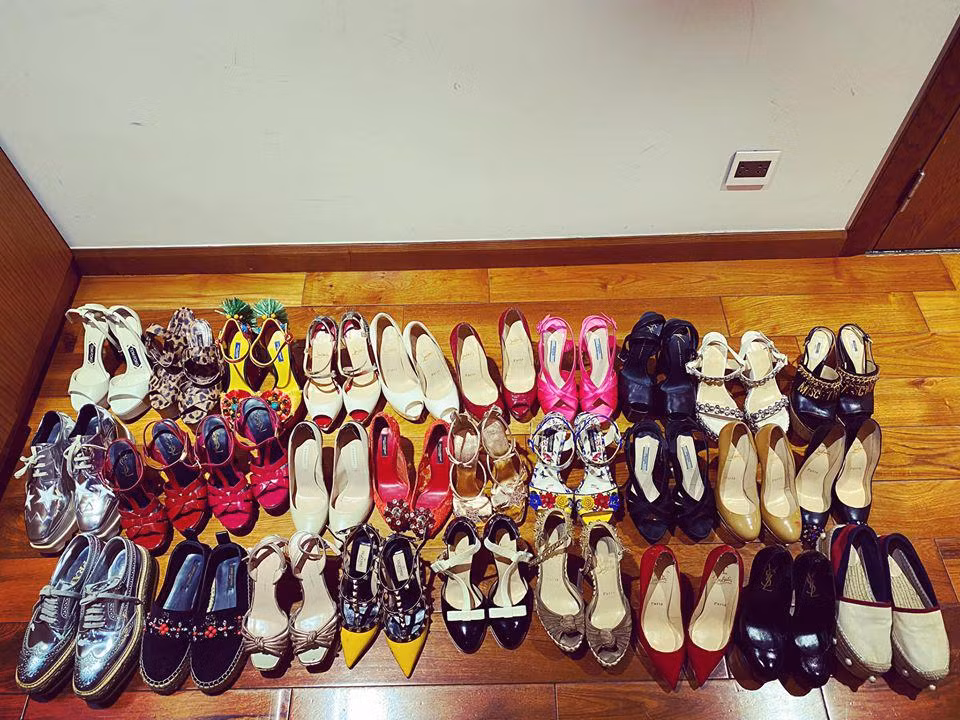 Một góc căn phòng chứa giày ngót nghét 30 đôi đến từ các nhà mốt hàng đầu thế giới của Thùy Chang.