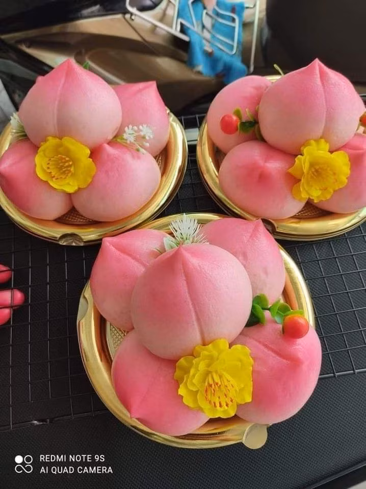 Bên cạnh đó, bánh bao đào tiên cũng được nhiều chị em đặt mua về cúng vía Thần Tài. Ảnh: Facebook.