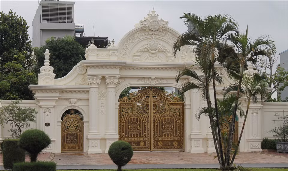 Cổng chính tòa lâu đài được đúc bằng gang nguyên chất mang lại vẻ nguy nga, tráng lệ. Ảnh: Lao động.