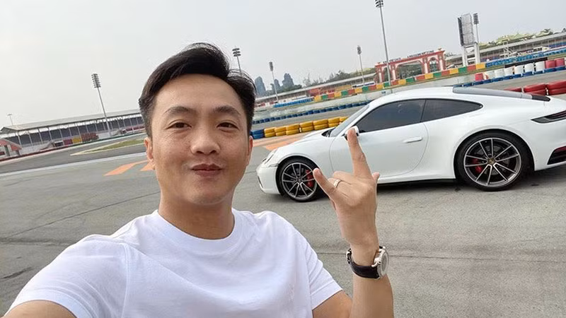 Sinh ra trong gia đình giàu có, được nuông chiều từ bé nên thiếu gia này sẵn sàng chi tiền khủng vào những thú vui. Và những số tiền anh chi cho thú vui đều được quy đổi bàng USD.