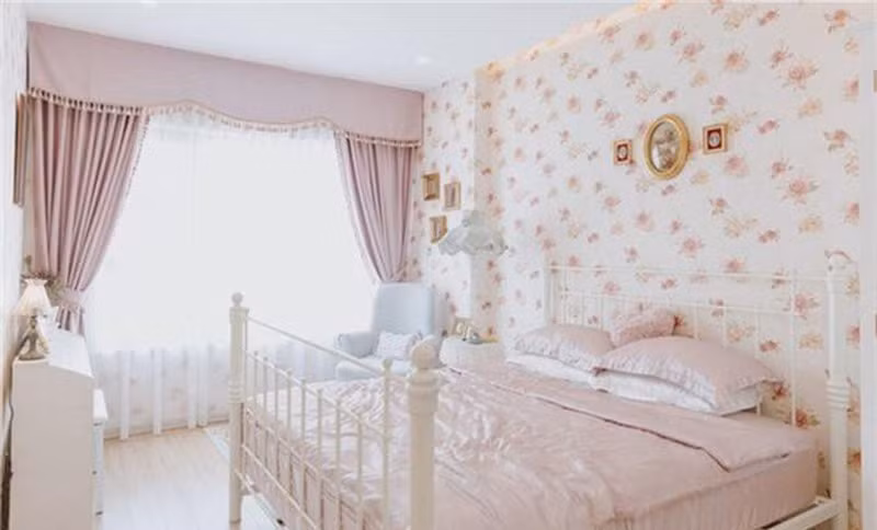 Phòng ngủ của Chi Pu có tông màu nữ tính. Ảnh: Lao động