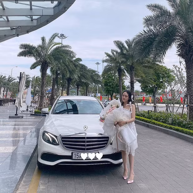Sinh năm 2000, Vũ Kiều Anh (hay còn được gọi là Kiwie) được nhiều người biết đến khi sử dụng thẻ đen, lái xe bạc tỷ - Ferrari đi học. Ảnh: FBNV