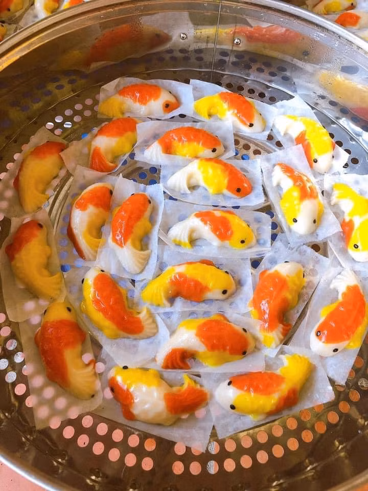 Những ngày này, cô Châu (Hà Nội) lại tất bật làm bánh trôi hình cá chép để giao cho khách. Cô Châu cho biết nhận đơn đặt từ 15 tháng Chạp và trả hàng từ 20 - 23 âm lịch.