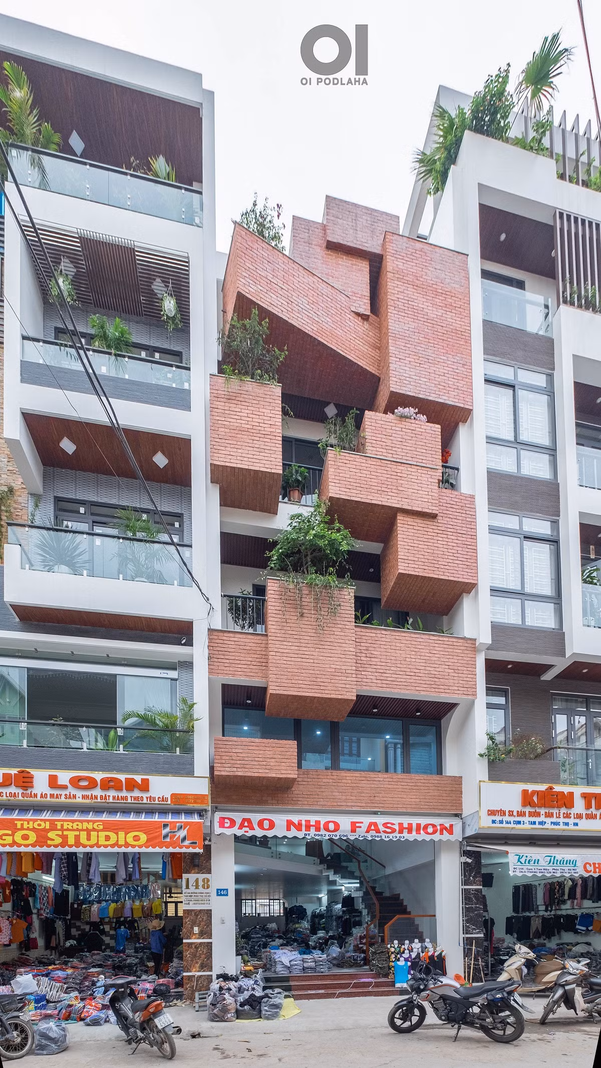 Boxs House (Thanh Trì, Hà Nội) là công trình nhà ống được thiết kế cho một gia đình 3 thế hệ chung sống. Phía sau là trường học, hai bên là công trình nhà dân.