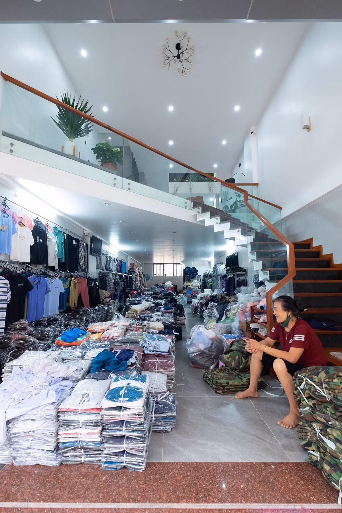  Căn nhà kết hợp việc kinh doanh cửa hàng ở tầng 1, tầng 2 là khu vực sinh hoạt cho gia đình.
