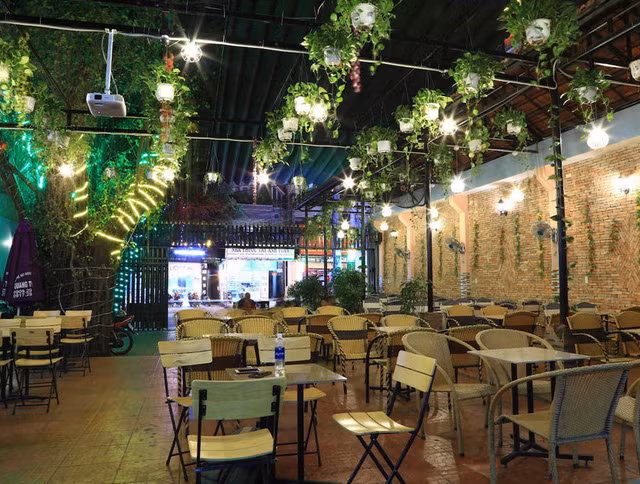 Nhà tiền đạo Tiến Linh chia là 2 khu vực. Khoảng đất phía trước rộng rãi, bố mẹ Tiến Linh thiết kế thành quán cà phê sân vườn.