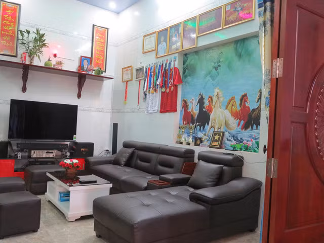 Phía sau quán là căn nhà 2 tầng mà bố mẹ Tiến Linh đang ở. Trong đó, tầng 1 là phòng khách, khu bếp.