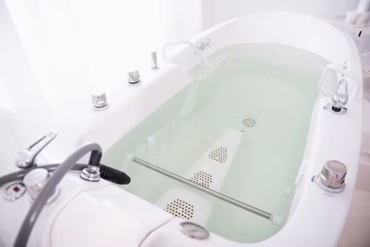 Bồn tắm mát-xa thủy lực giúp gia chủ thư giãn ngay tại nhà song hệ thống trong bồn tắm cần được chăm sóc đặc biệt.