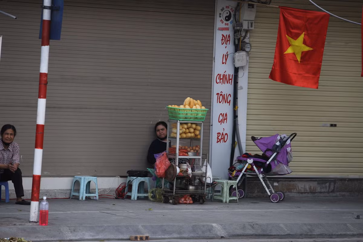 Người bán chờ khách tới. Người bán chỉ mong có khách để lấy lộc đầu xuân.
