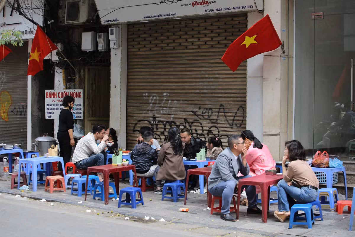 Quán ăn vỉa hè là nơi gặp gỡ, trò chuyện của nhiều bạn trẻ.