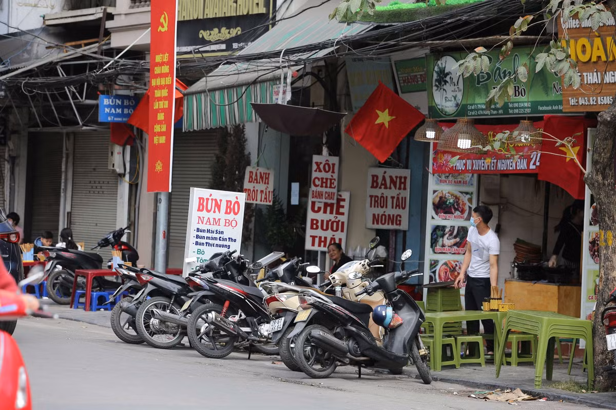 Theo ghi nhận của PV, mặc dù hàng quán mở nhiều nhưng đa phần rơi vào tình trạng... ế khách.