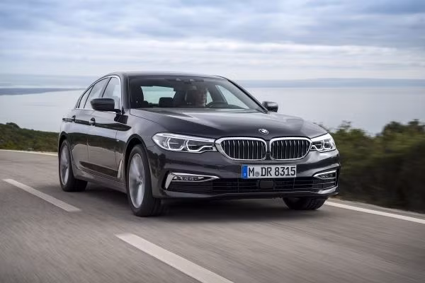BMW Series 5 thế hệ 7 chính hãng sắp bán tại Việt Nam - Hình 4 BMW Series 5 the he 7 chinh hang sap ban tai Viet Nam-Hinh-4