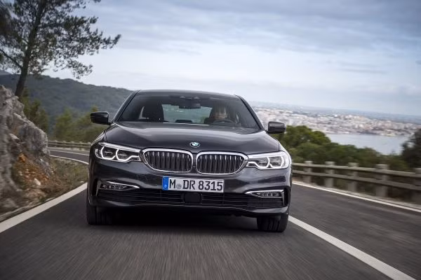 BMW Series 5 thế hệ 7 chính hãng sắp bán tại Việt Nam - Hình 2 BMW Series 5 the he 7 chinh hang sap ban tai Viet Nam-Hinh-2