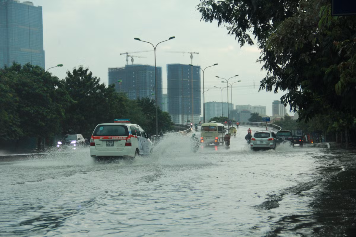Tuy nhiên, do lòng đường khá rộng nên các phương tiện lưu thông nhiều nhưng không xảy ra tình trạng ùn tắc. 