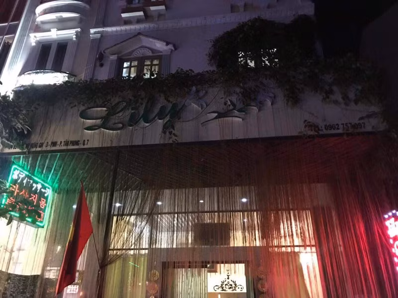  7. Lực lượng chức năng bắt quả tang 3 cô gái tại Spa Lily: Đêm 9/1, Đoàn 1, Kiểm tra liên ngành Văn hoá - Xã hội TP HCM cùng trinh sát Đội 6 đã vào cơ sở Spa Lily trên đường Hưng Gia 3 (phường Tân Phong, quận 7) và phát hiện 3 đôi nam nữ đang mua bán dâm. Các cô gái được xác định là nhân viên massage tại Spa này, các khách nam có cả người nước ngoài. (Ảnh: Tố Nhã)