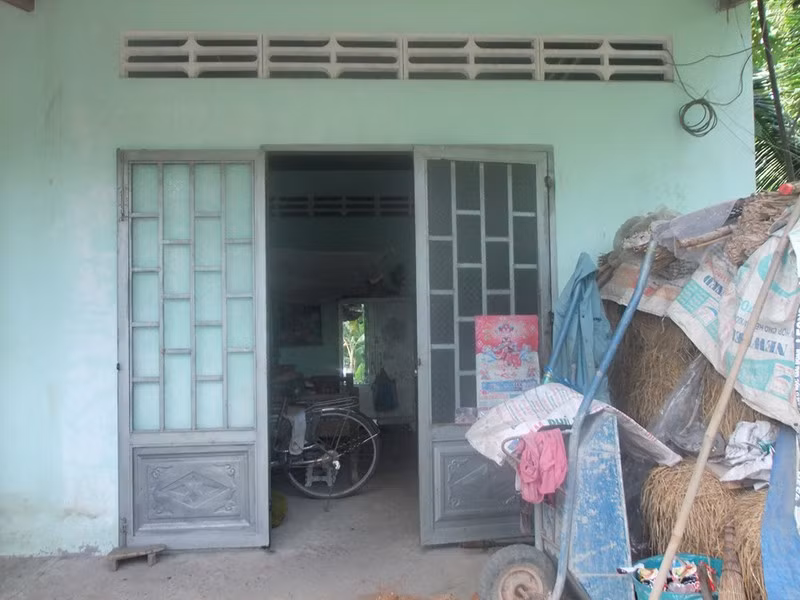  15. Đến ở với cậu ruột, bé gái 14 tuổi bị xâm hại tình dục đến mang thai: Cháu N. T. L (SN 2005) sống cùng cha mẹ ruột tại huyện Lai Vung, tỉnh Đồng Tháp. vào năm 2009 đến năm 2014, bố mẹ lần lượt quan đời cháu L được cậu ruột là Lê Văn Chưa (sinh năm 1974, ngụ ấp Tây 1, xã Long Định, huyện Châu Thành, tỉnh Tiền Giang) đưa về chăm sóc. Tại đây, cháu L đã bị cậu ruột xâm hại tình dục đến mang thai.