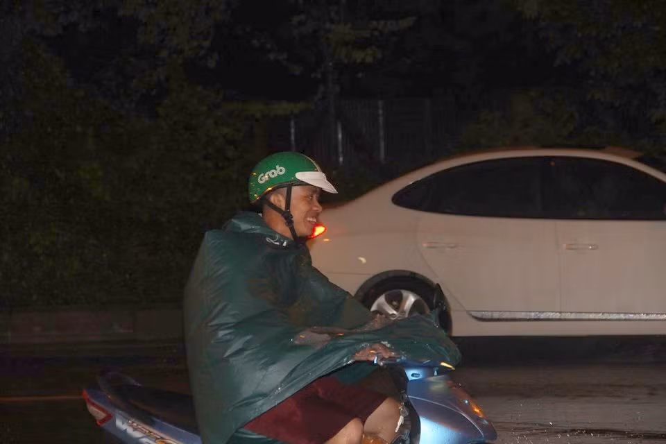 Nhiều người cảm thấy thích thú khi đi qua vũng nước.