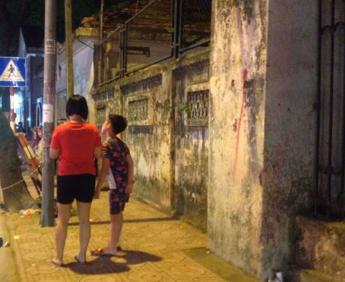 Mặc dù có biển cảnh báo nhưng nhiều người dân vẫn thản nhiên đứng cạnh bức tường mà không hề hay biết tường sắp sập bất cứ lúc nào.